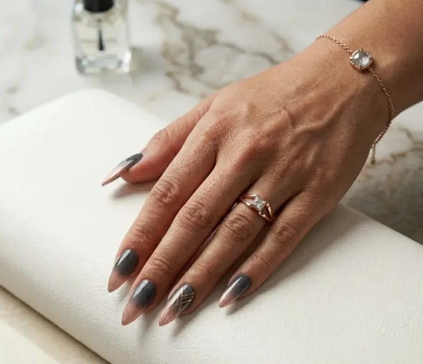 Ongles amande effet chrome graphite avec lignes dorées — Beauty Code