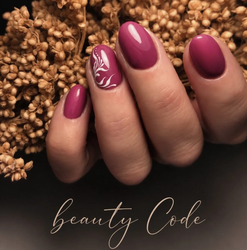 Vernis permanent framboise avec nail art floral blanc — Beauty Code