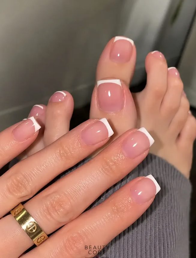 French manucure blanche sur ongles courts, mains et pieds — Beauty Code