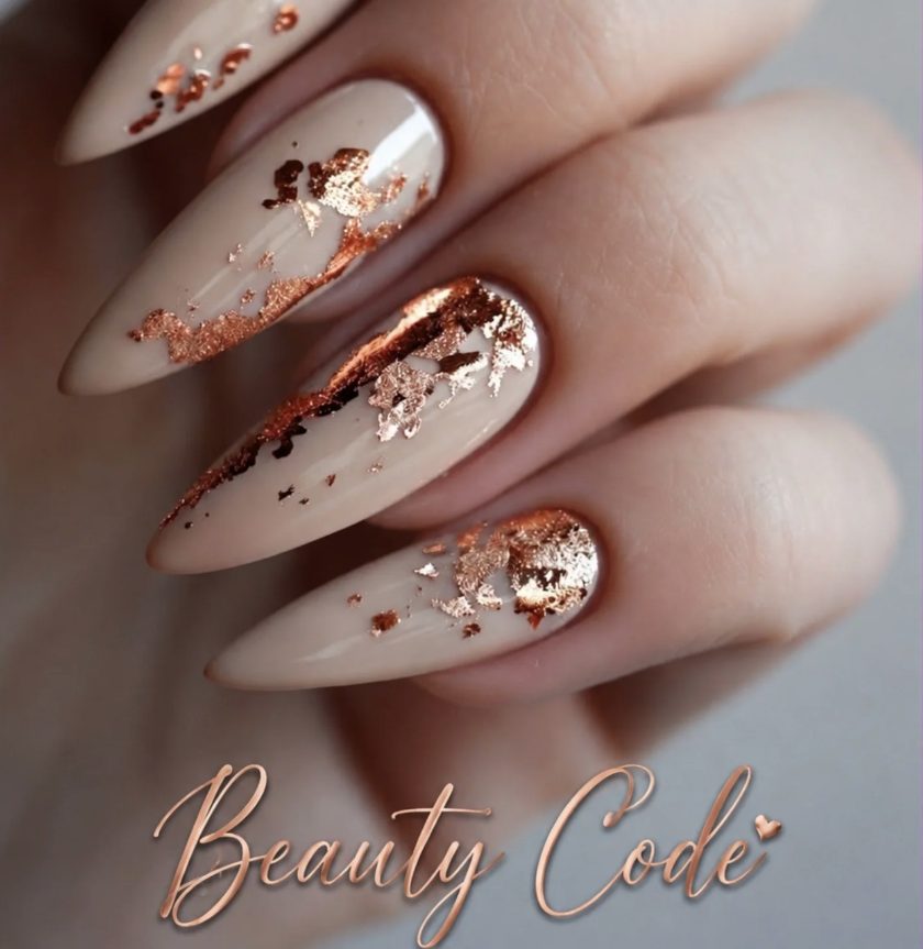 Ongles amande nude avec feuille d'or rose — Beauty Code
